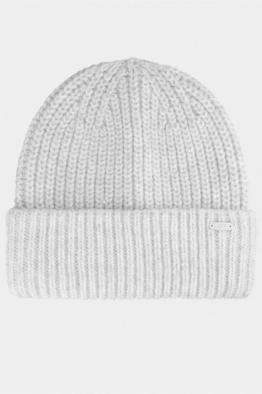 Elegant 4F winter beanie in soft grey, featuring a classic ribbed design for stylish warmth and comfort. Perfect for cold weather.