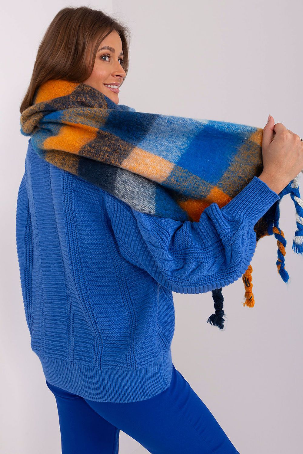 Stylish long plaid scarf with tassels by AT, ideal for layering in fall and winter, measuring 200 cm for versatile wear.