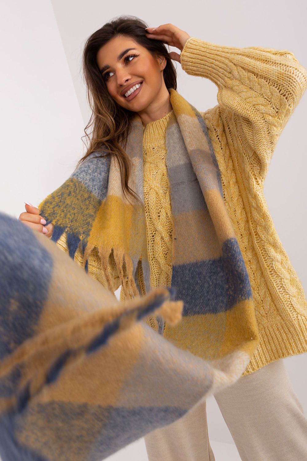 High-quality polyester plaid scarf by AT, showcasing a beautiful colour combination for a refined winter look.