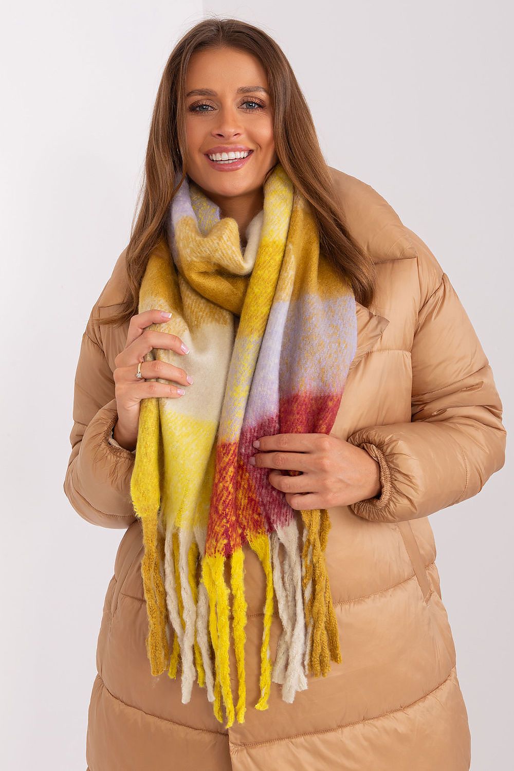 Stylish 180 cm plaid scarf with tassels from AT, a statement accessory for autumn and winter fashion.