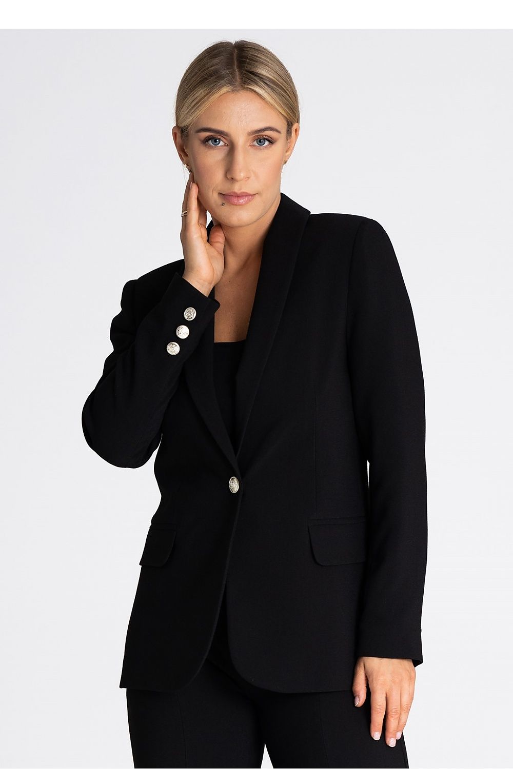 Elegant Figl jacket featuring a stylish shawl collar, embellished with a decorative button and practical flap pockets.