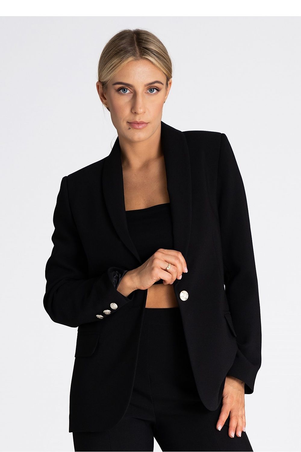 Versatile Figl jacket available in S/M and L/XL, ideal for polished day-to-night outfits.