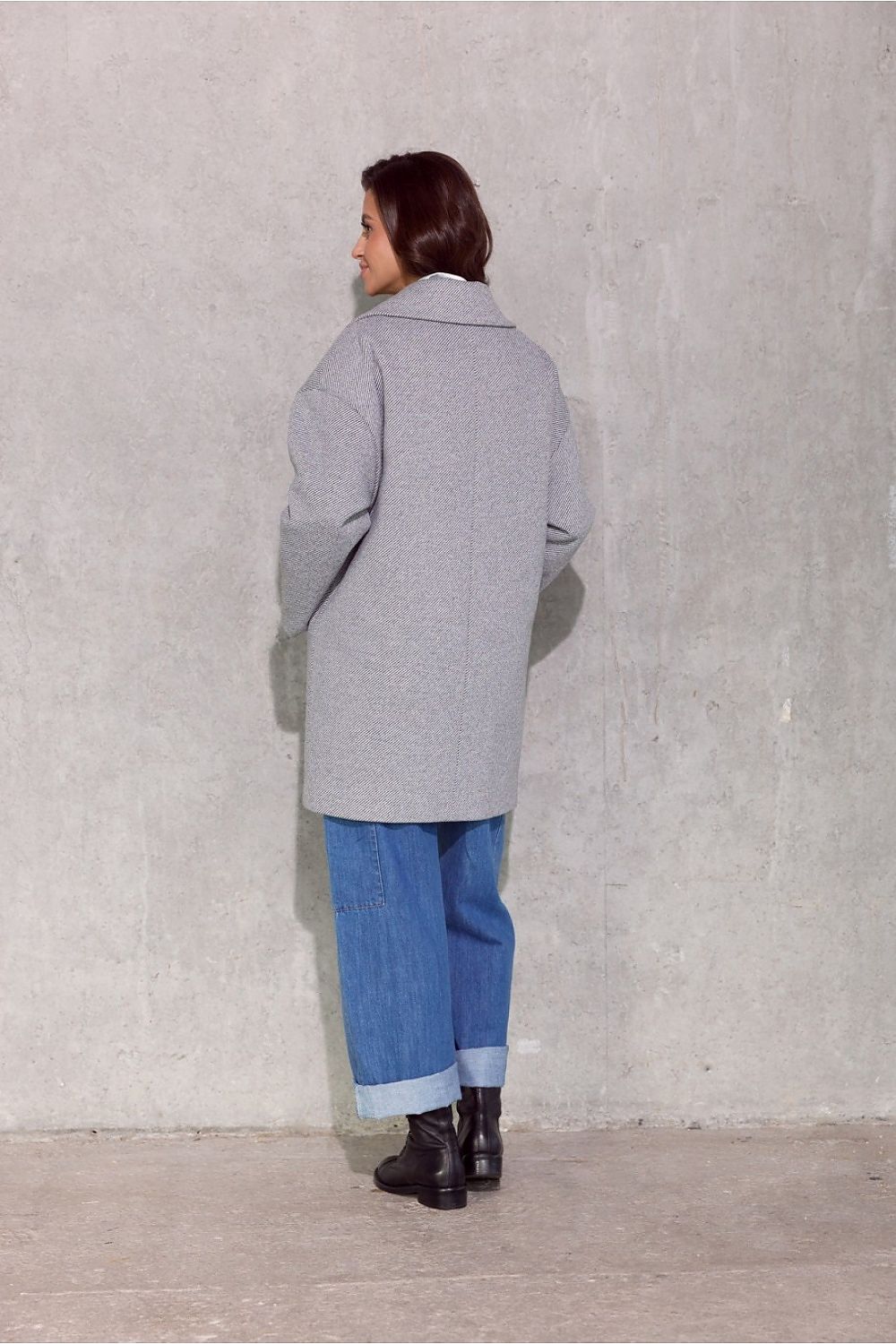 Elegant Roco Fashion Betty Short Coat featuring a wide cut and lowered shoulder line, perfect for adding timeless sophistication to your wardrobe.