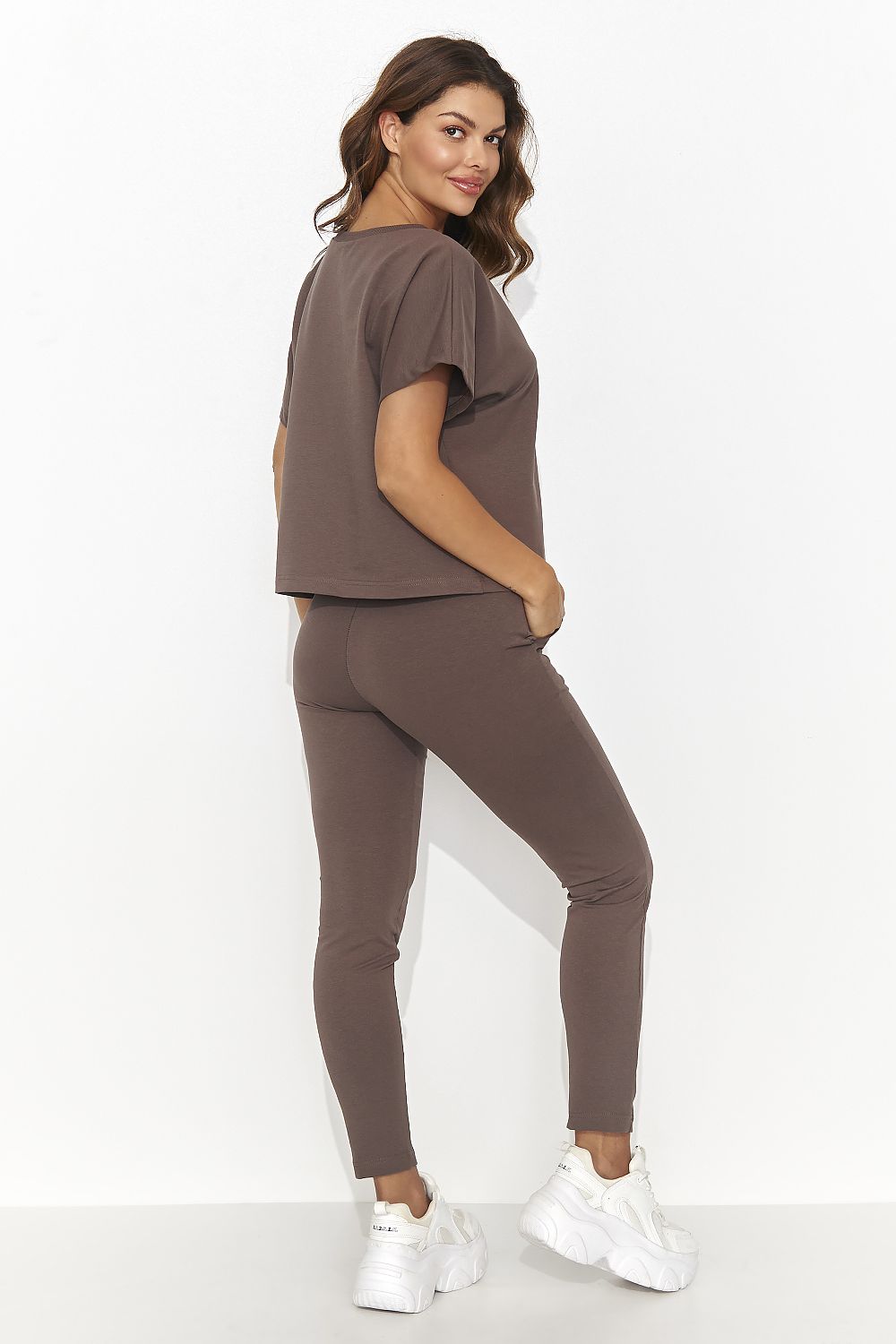 Detailed image of the Numinou knitted set pockets, emphasizing practicality alongside luxurious style, perfect for confident women.