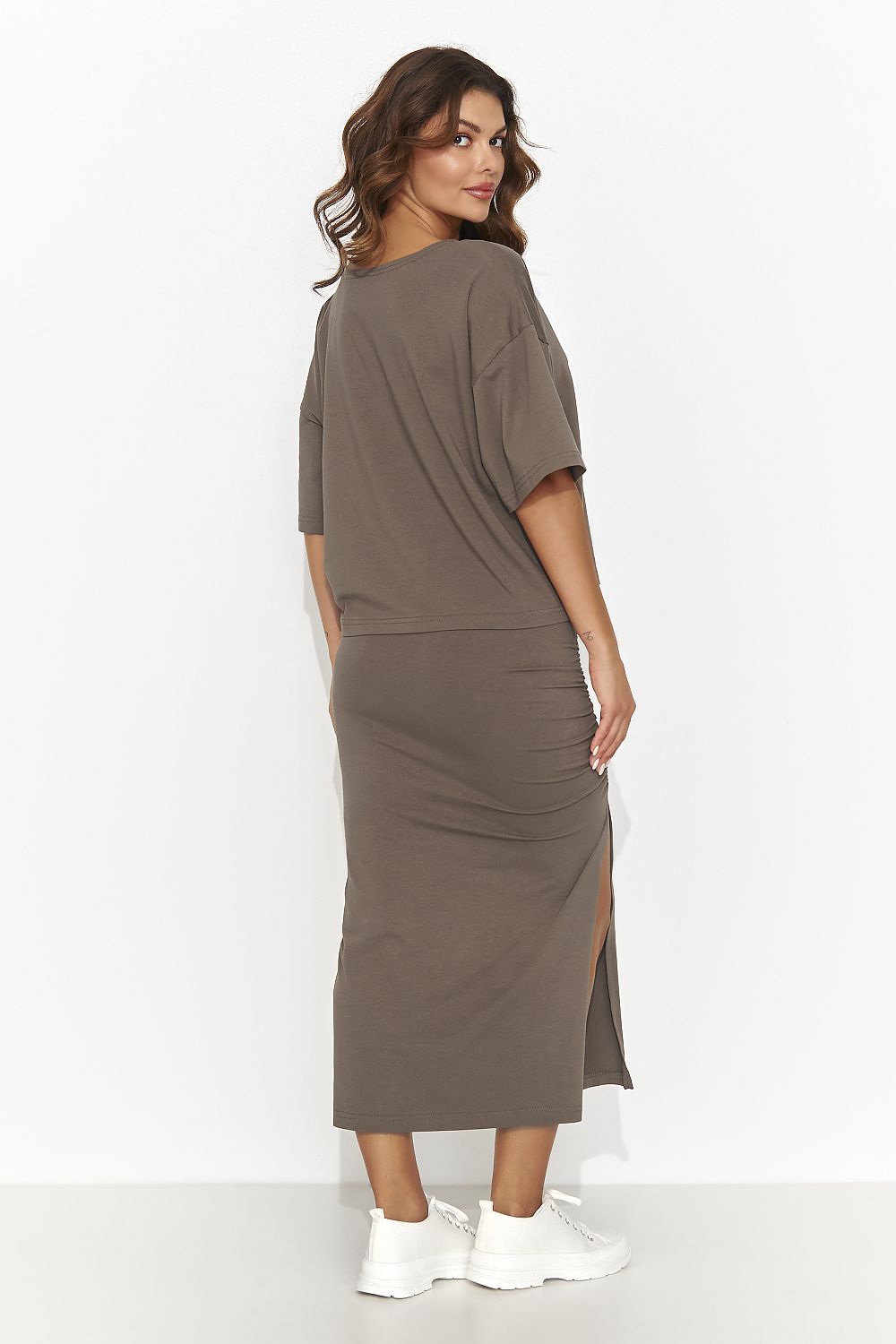 The Numinou Elegant 2-Piece Set worn by a model, exemplifying effortless elegance and stylish comfort for versatile occasions.