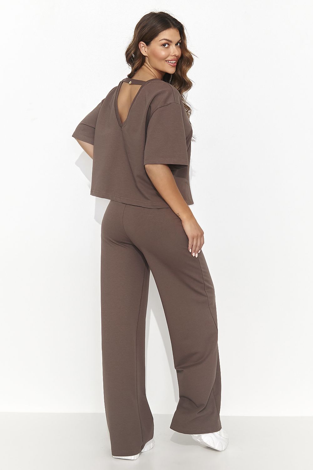 Stylish women's tracksuit set in three fashionable colours by Numinou, ideal for sophisticated and comfortable leisure.