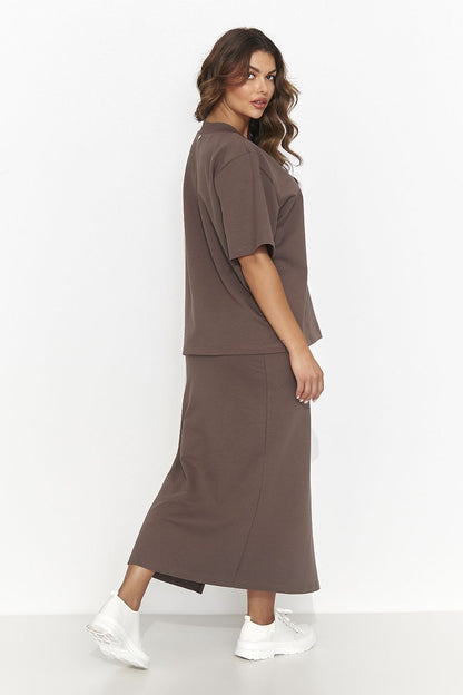 Elegant women's 2-piece set by Numinou featuring a knee-length pencil skirt and a heart neckline blouse, showcasing a decorative gold plate at the back.