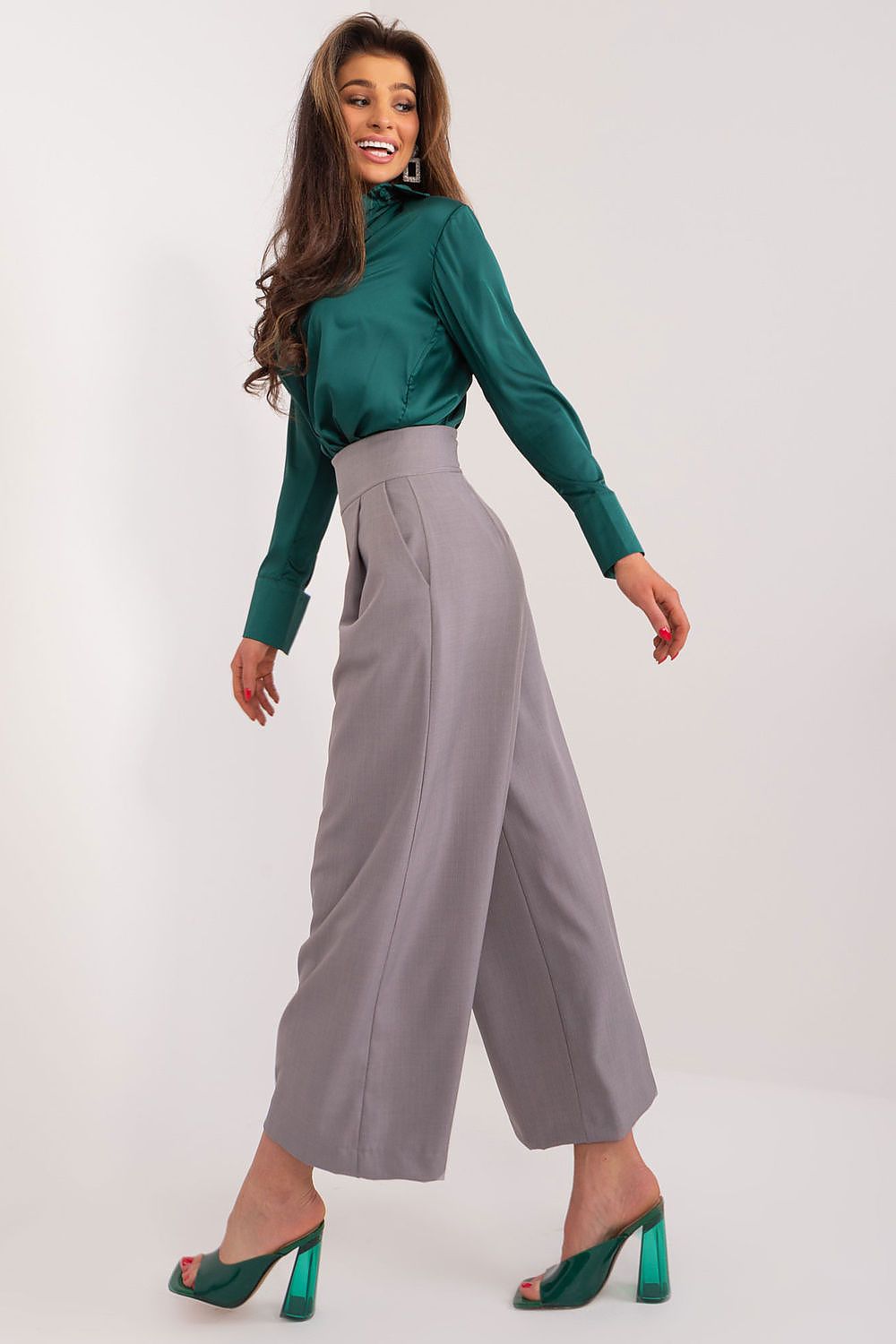 Luxurious close-up of Italy Moda women's culotte pants showcasing smooth fabric and classic design, ideal for versatile styling.