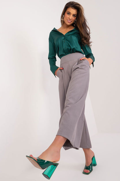 Italy Moda women's culotte pants with covered zipper closure and practical side pockets, combining luxury and functionality.