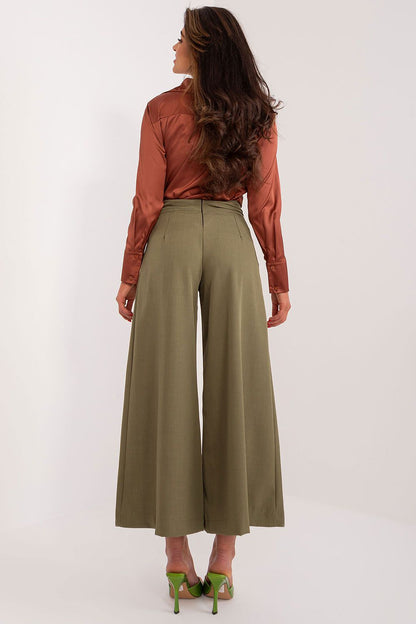 Chic women's culotte pants by Italy Moda with practical side slip pockets, merging style with functionality in a refined package.