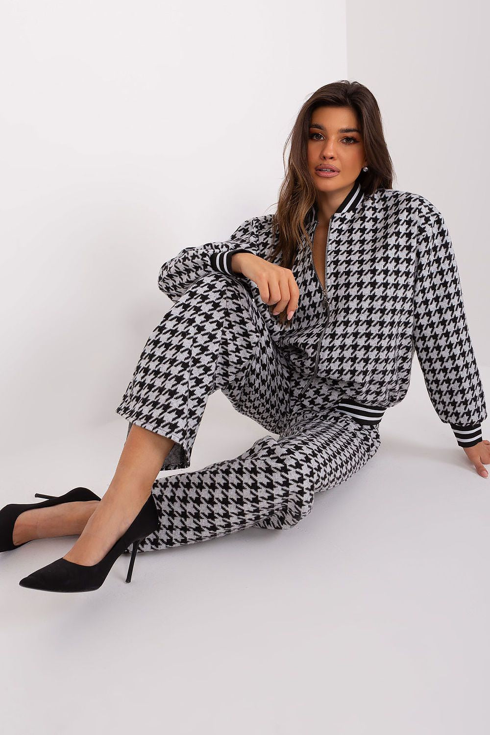 Close-up of Lakerta zippered sweatshirt showcasing the elegant design details and luxurious fabric for a chic casual look in the 2-piece set.