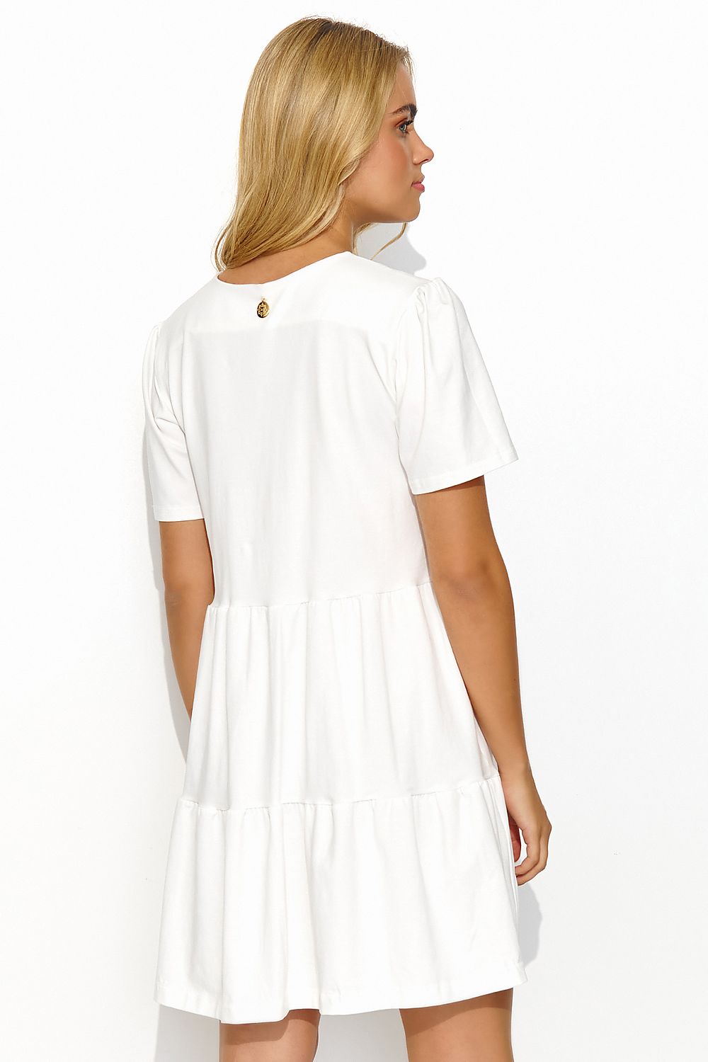 Makadamia summer dress highlighting a unique gold detail at the back, offering elegance and comfort for sunny outings.