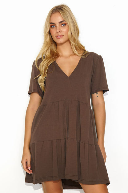 Stylish brown summer daydress by Makadamia with v-neckline and tiered skirt, exuding luxury and comfort for any occasion.