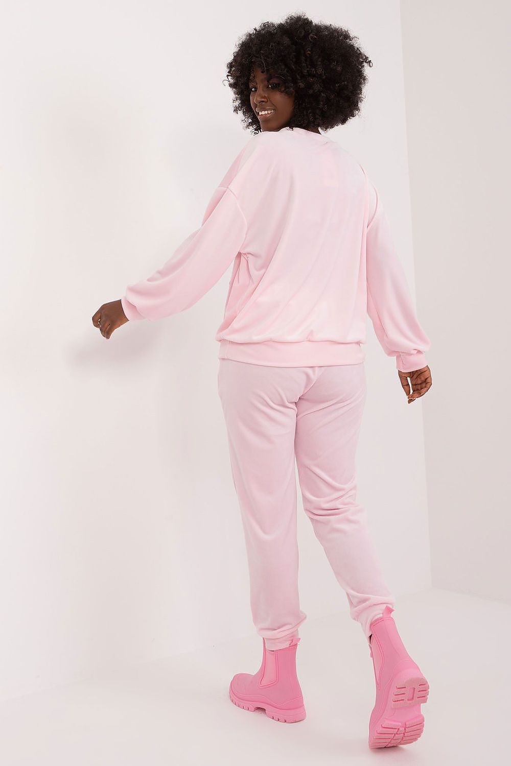 Exquisite long sleeve velour set from Italy Moda, featuring a soft pastel pink colour, perfect for casual elegance. Model showcases the stylish set with a relaxed fit, ideal for comfortable lounging.