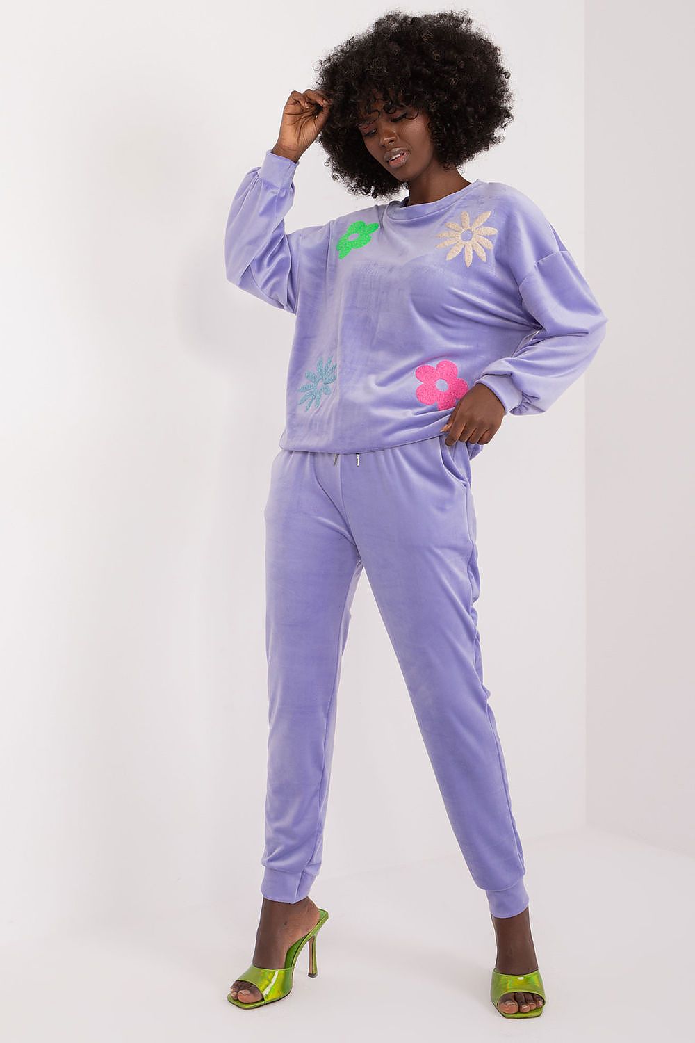 Elegant floral print velour set by Italy Moda featuring a long sleeve sweatshirt and high waisted pants in a charming lilac shade, ideal for casual summer evenings.