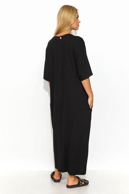 Elegant back view of a black Makadamia long dress with short sleeves and a chic design, featuring practical pockets for a touch of luxury.