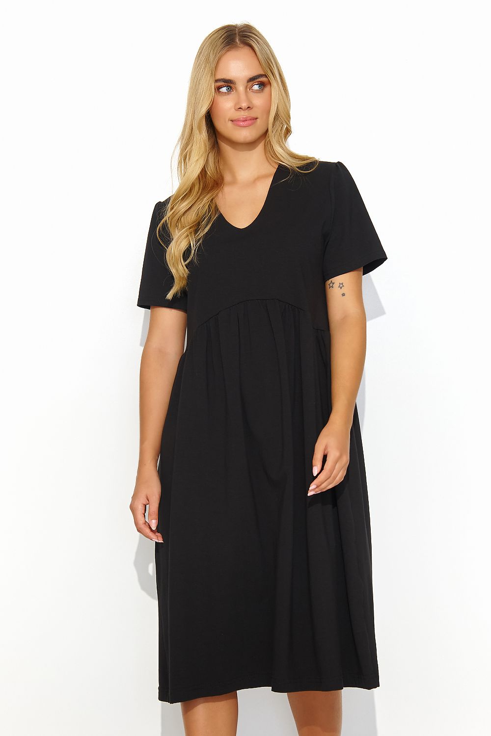 Elegant black knee-length daydress with heart neckline by Makadamia, featuring short sleeves and a flattering silhouette, ideal for various occasions, showcasing comfort and sophistication.
