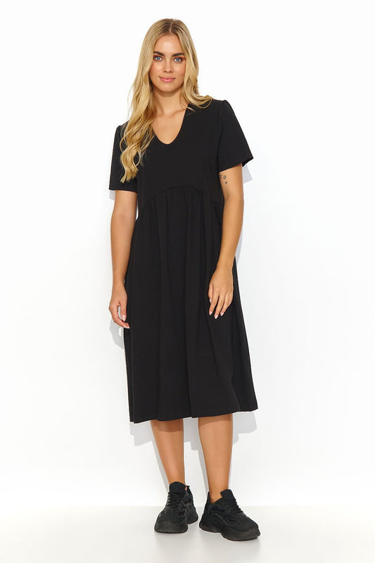 Elegant knee-length daydress with heart neckline in black, designed by Makadamia. The model showcases the dress featuring short sleeves and a stylish silhouette, perfect for sophisticated casual outings.