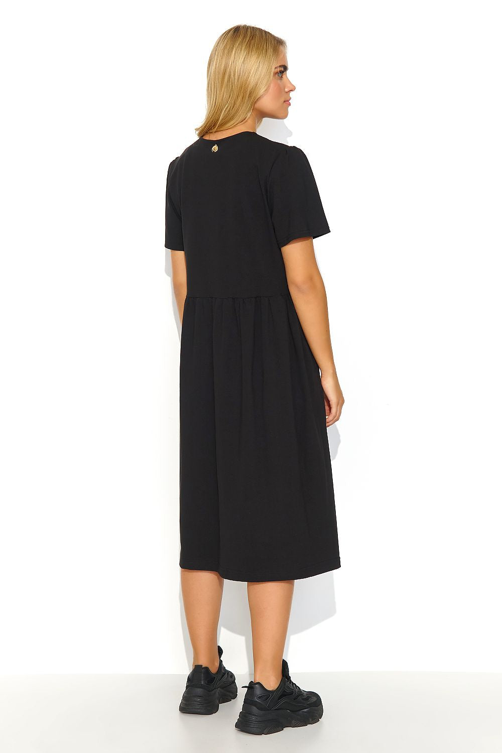 Back view of the elegant knee-length daydress with heart neckline in black by Makadamia. The dress highlights its unique design with a gold detail at the back, exemplifying luxury and style.