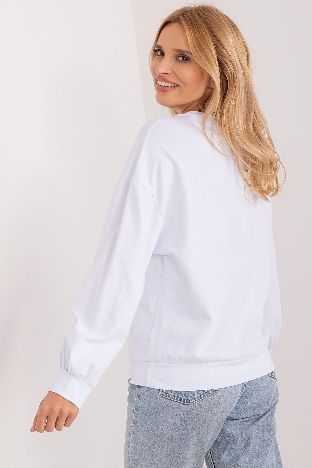Close-up look at the Italy Moda floral print casual sweatshirt, highlighting the intricate flower details and soft cotton fabric, ideal for spring and summer wear.