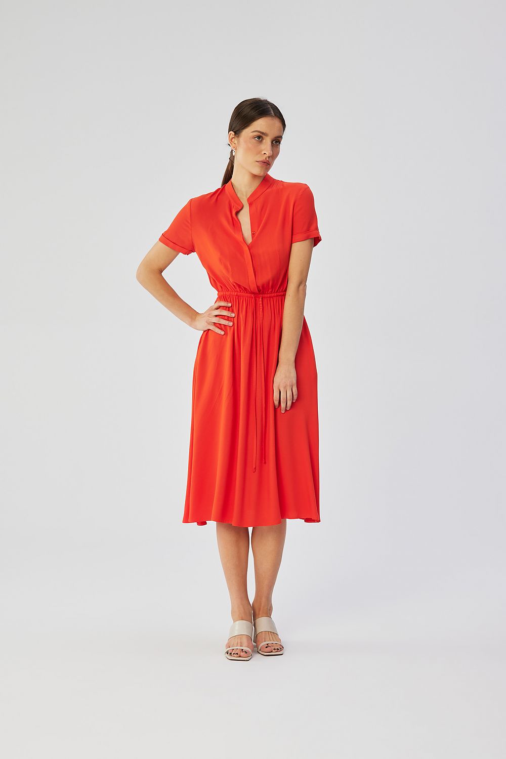 Stylove's exquisite handmade daydress in 100% viscose, combining elegance and comfort with a slightly flared cut and unique design elements.