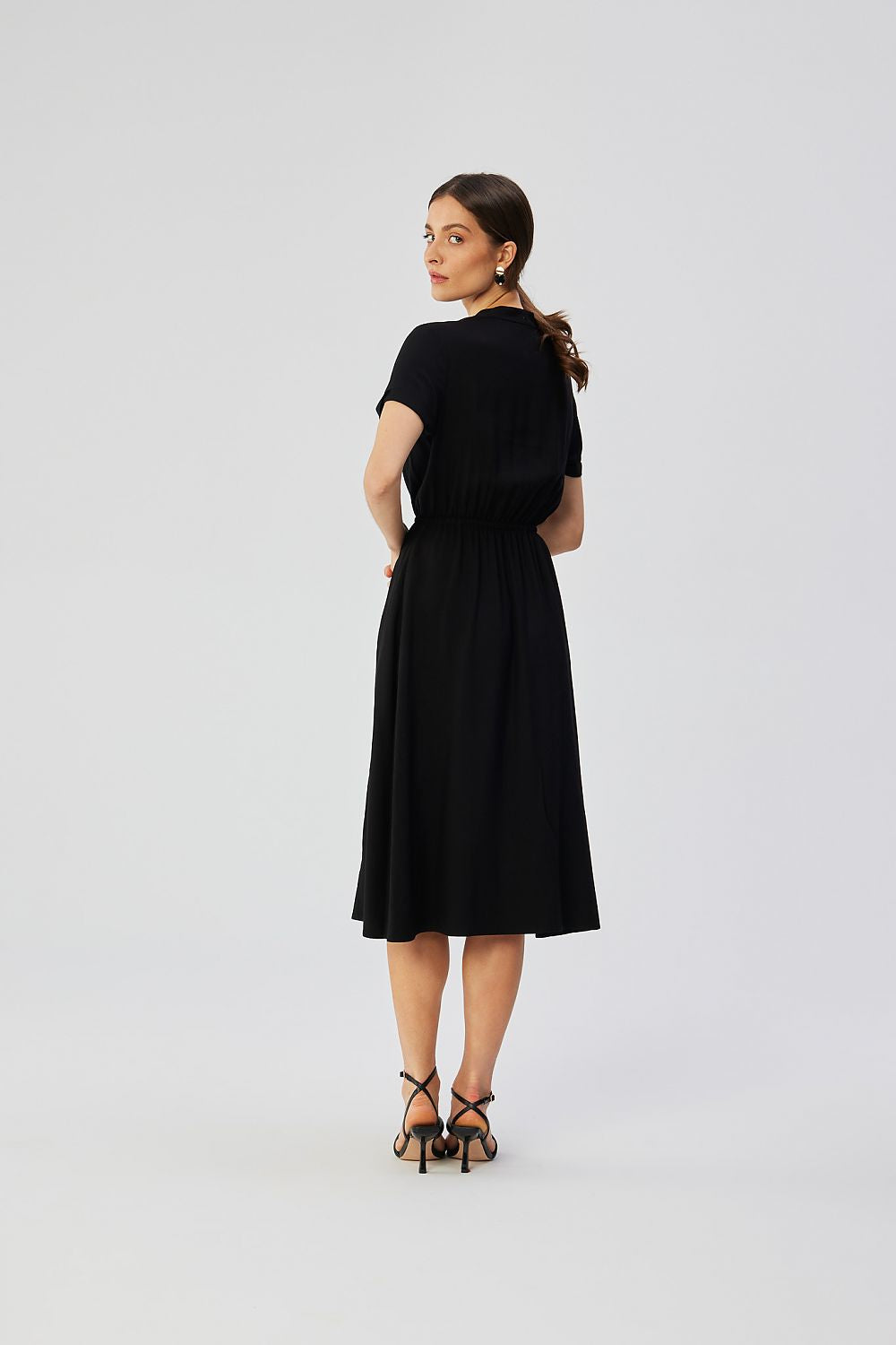 Stylove's sophisticated daydress in high-quality viscose, showcasing short rolled-up sleeves and an airy silhouette, embodying luxury and local craftsmanship.