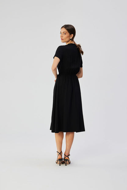 Stylove's sophisticated daydress in high-quality viscose, showcasing short rolled-up sleeves and an airy silhouette, embodying luxury and local craftsmanship.