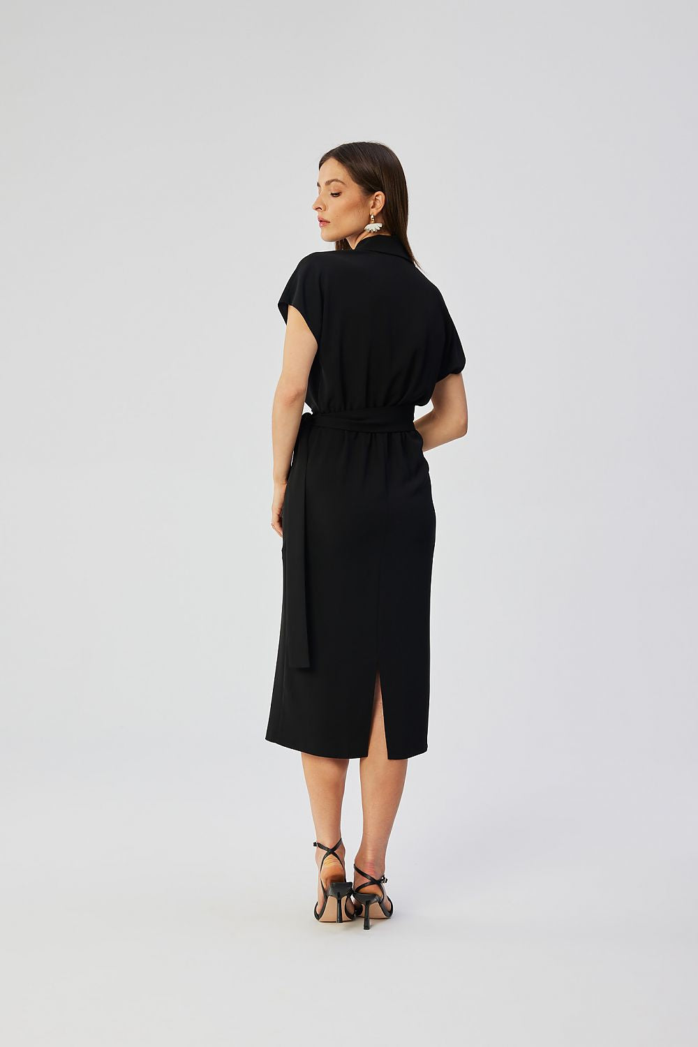Back view of the Stylove midi dress highlighting the elastic band for a perfect fit, complemented by a tasteful slit for ease of movement.