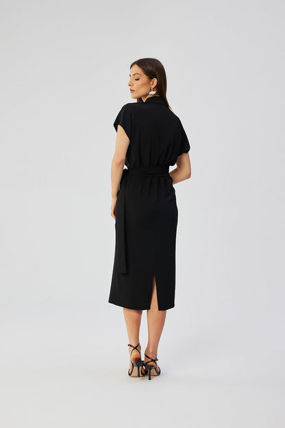 Back view of the Stylove midi dress highlighting the elastic band for a perfect fit, complemented by a tasteful slit for ease of movement.