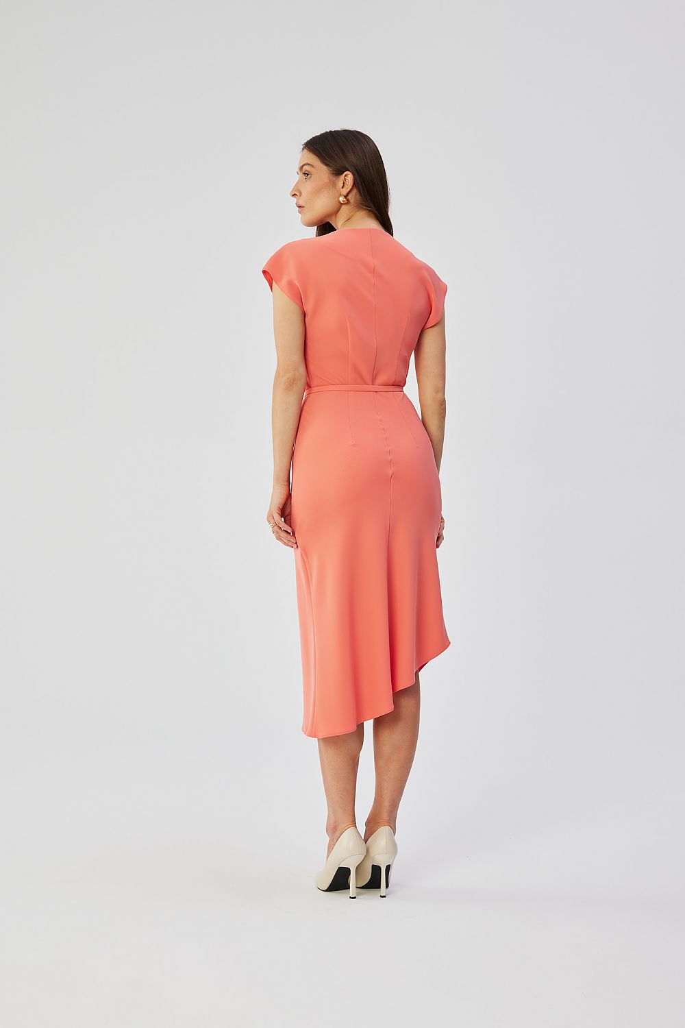 Stylove Asymmetrical Midi Cocktail Dress featuring a Water Neckline and Elegant Belt, crafted with precision in Poland, showcasing a modern pencil silhouette and short bat sleeves.