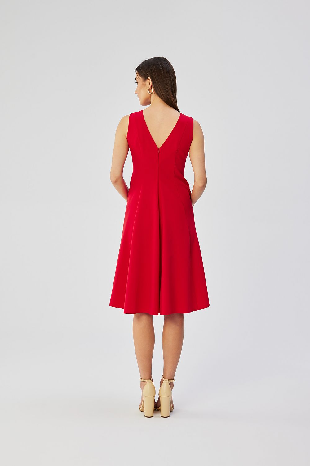 Stylove tailored daydress highlighting the strong waist and airy fabric, epitomising Polish craftsmanship.