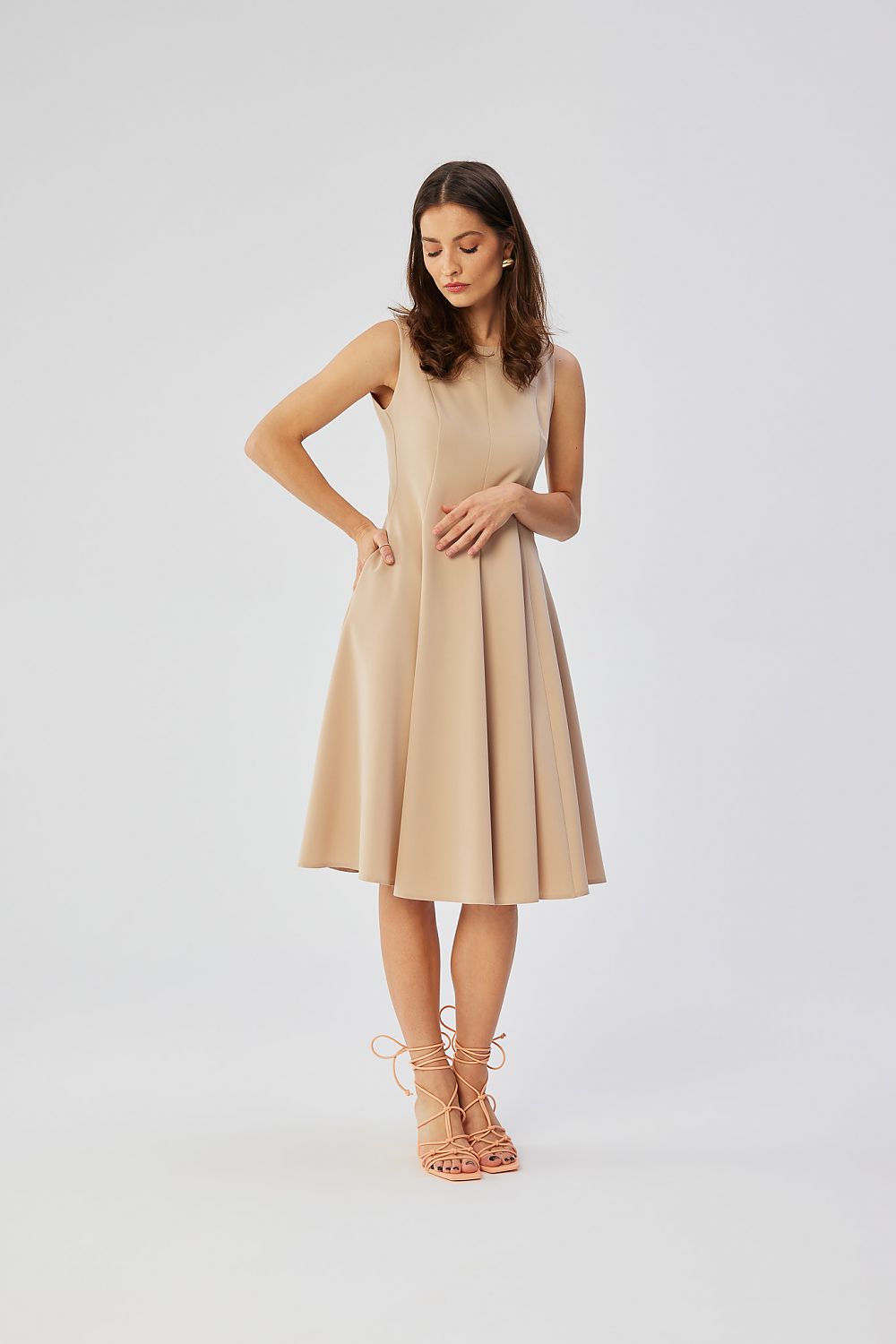 Stylove Polish daydress featuring graceful side pockets and a flattering silhouette, perfect for a sophisticated daytime look.
