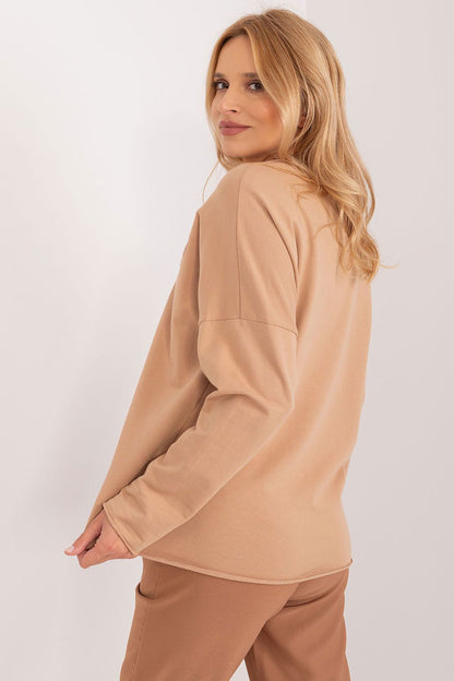 Chic floral motif blouse by Italy Moda with a flattering heart neckline, blending comfort and contemporary fashion.