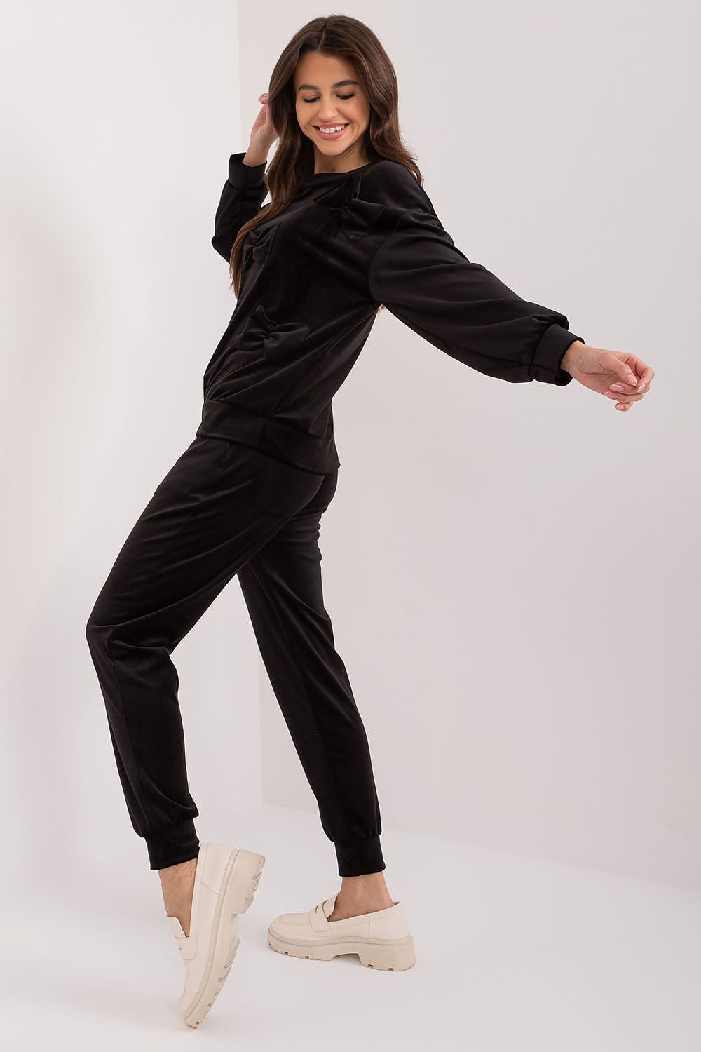 Italy Moda velour set featuring high-waisted pants and elegant sweatshirt, designed for comfort and sophistication.