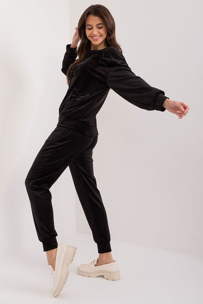 Italy Moda velour set featuring high-waisted pants and elegant sweatshirt, designed for comfort and sophistication.
