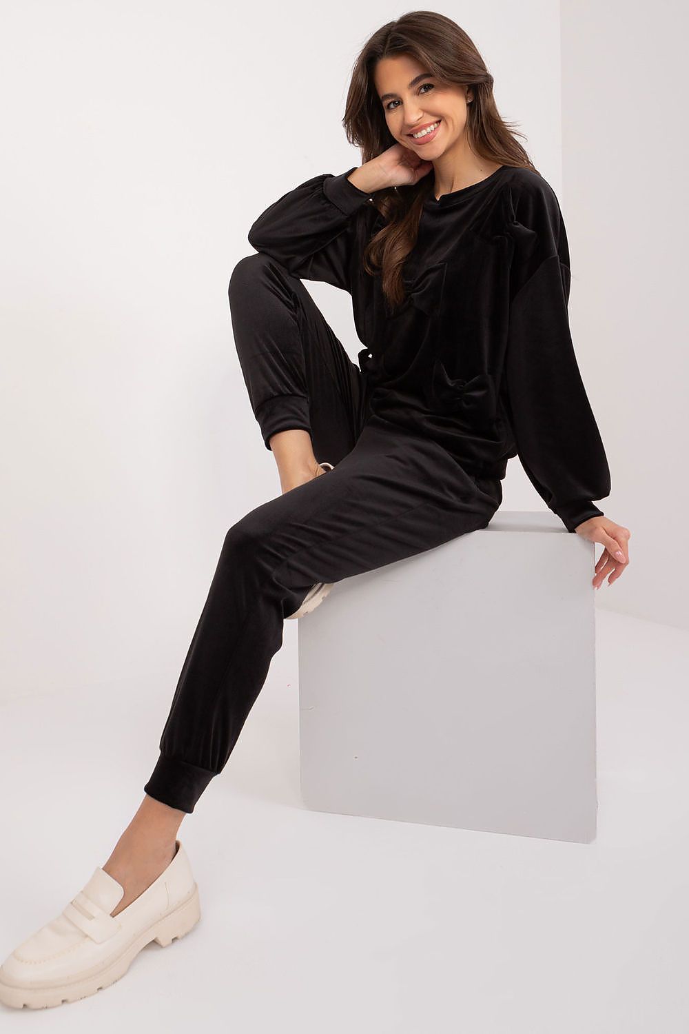 Close-up of Italy Moda's velour set, highlighting the intricate decorative bows on the sweatshirt for a touch of elegance.