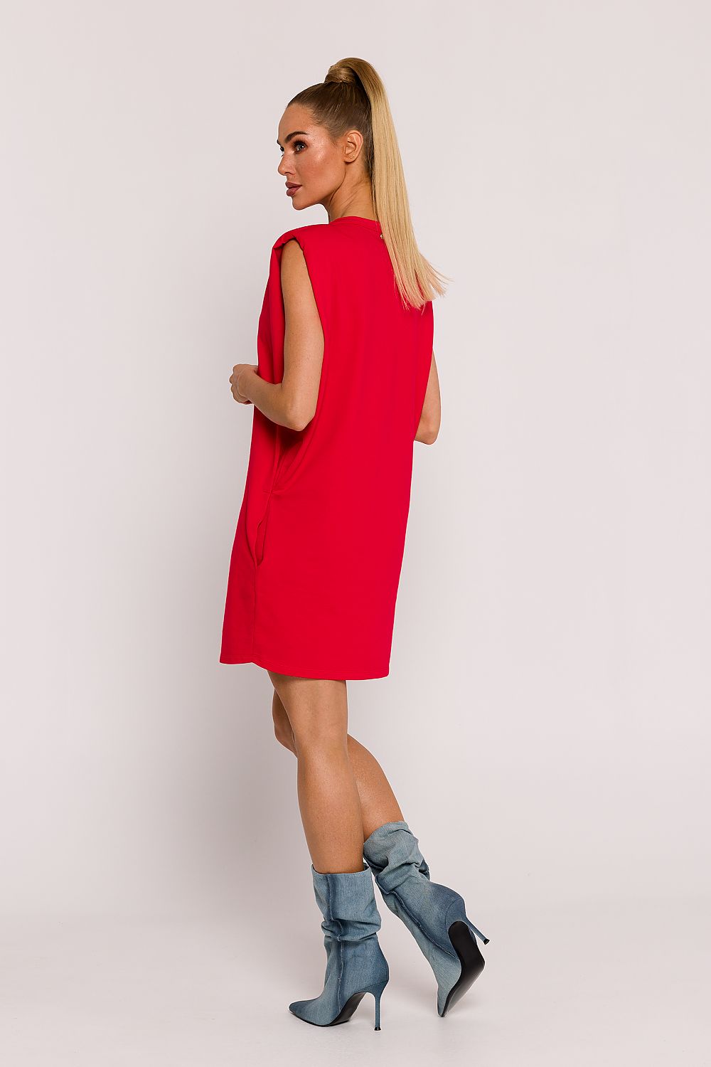 Luxurious sleeveless knit dress by Moe with a contemporary silhouette, emphasizing comfort and sophisticated Polish tailoring for a chic summer look.
