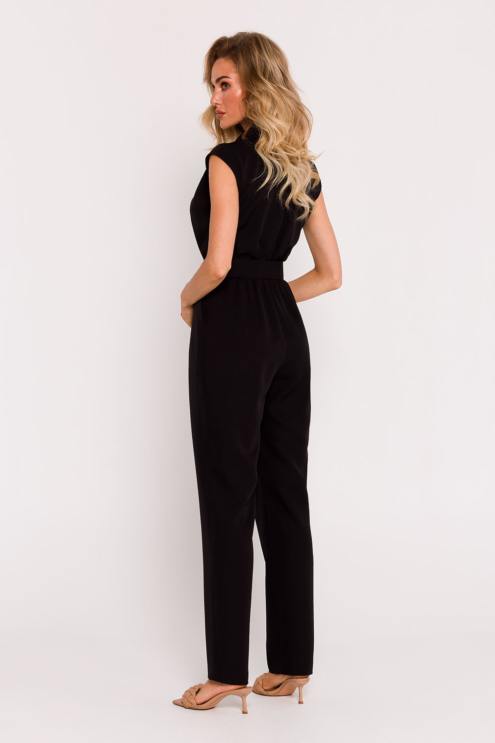 Close-up of the sophisticated V-shaped neckline and collar of the Moe Elegant Polish Tailored Jumpsuit, highlighting precision tailoring and high-quality fabric.