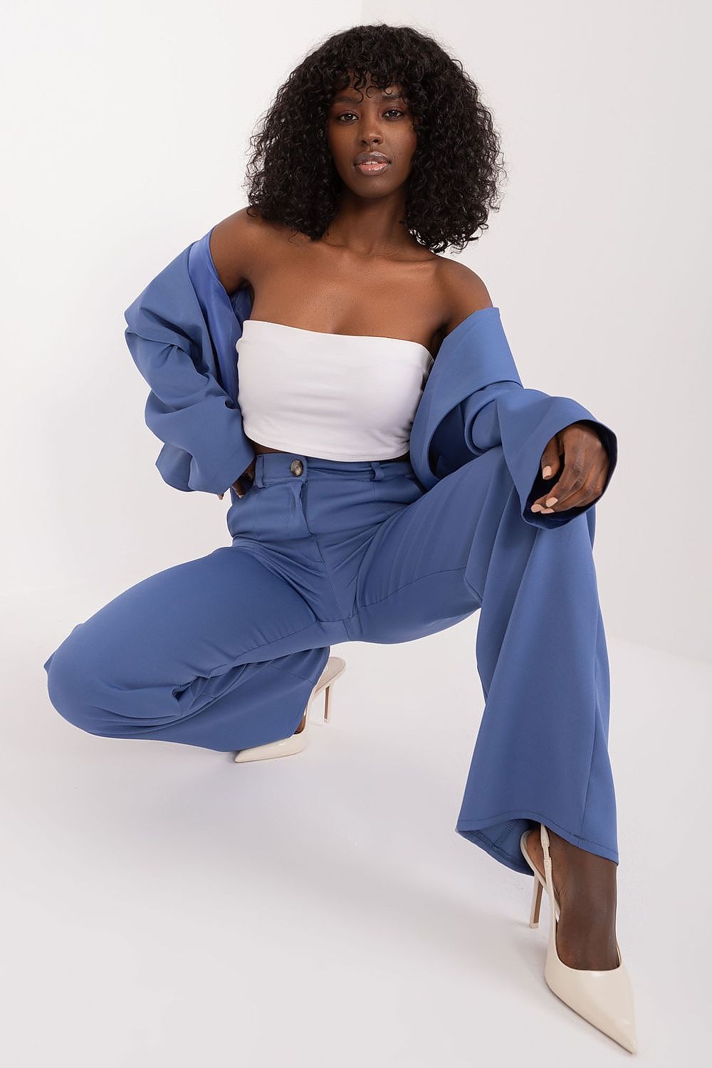 Stylish Lakerta trousers in fine fabric, featuring straight legs and high-rise design, ideal for chic and sophisticated outfit combinations.