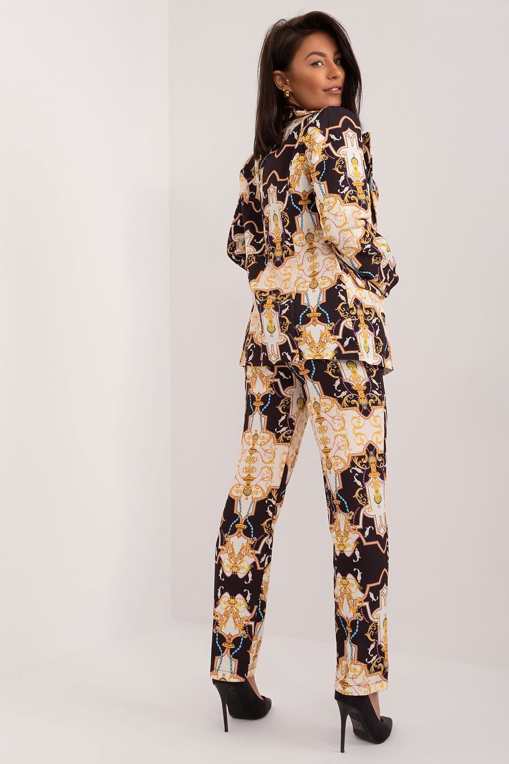 Full view of Italy Moda's luxurious women's 2-piece suit, showing the sophisticated design of the long-sleeved jacket and straight-leg high-waisted pants.