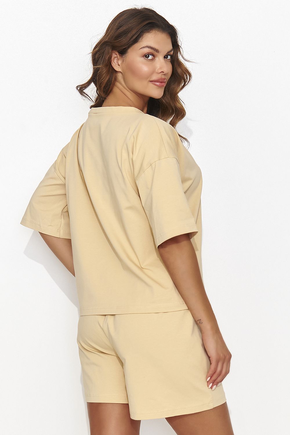 Numinou's Women's Elegant Blouse with Heart Neckline and Loose Shorts set, ideal for casual and sporty styles with a touch of elegance.