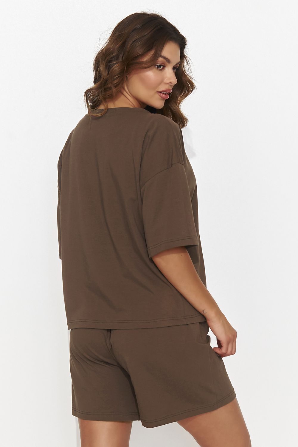 Luxurious Numinou women's clothing set displaying a beautiful heart neckline blouse and sporty shorts, blending comfort with elegance for daily wear.