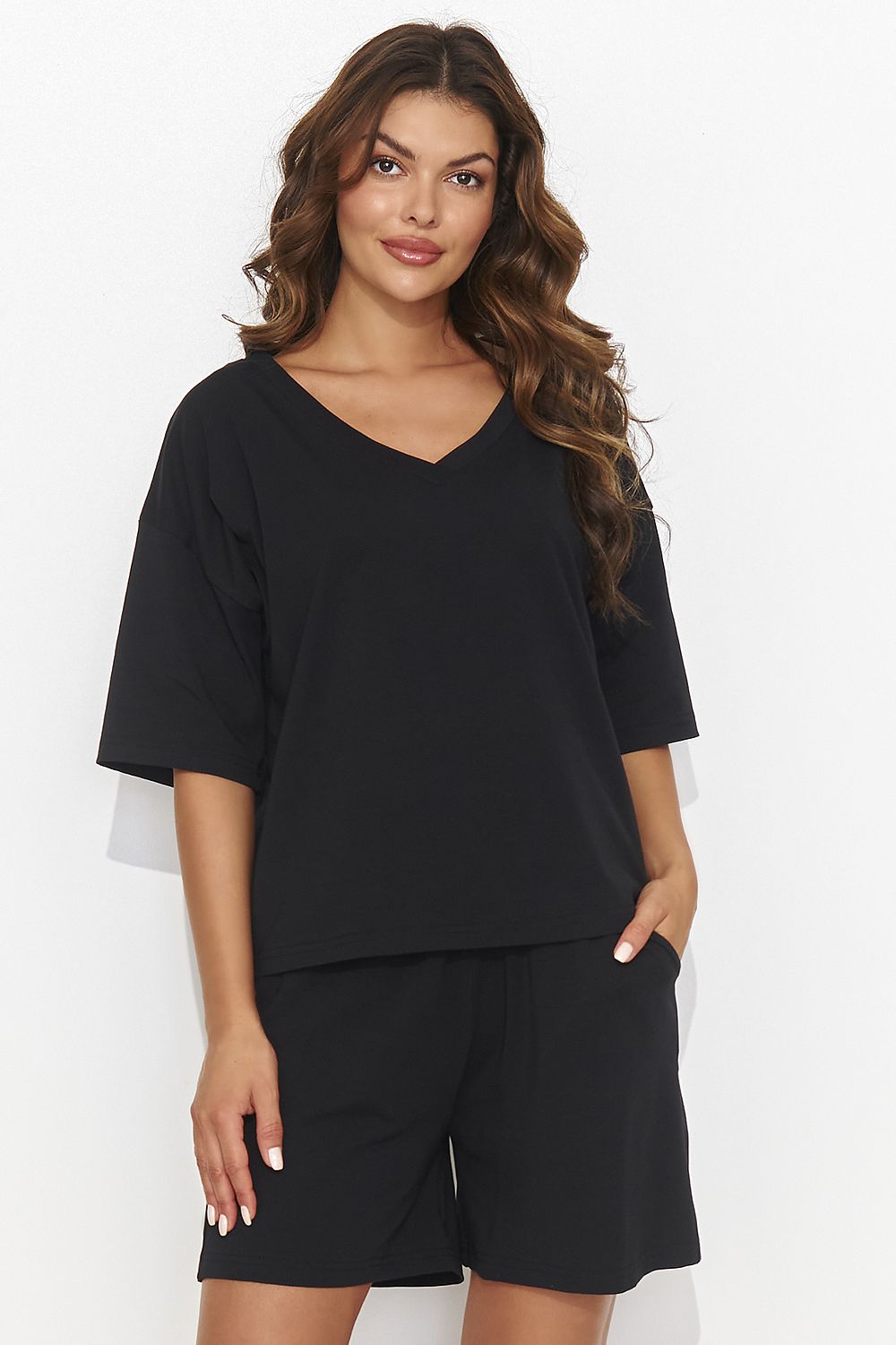 Elegant Numinou women's set featuring a heart neckline blouse and loose shorts, showcasing a luxurious casual outfit for stylish moments.