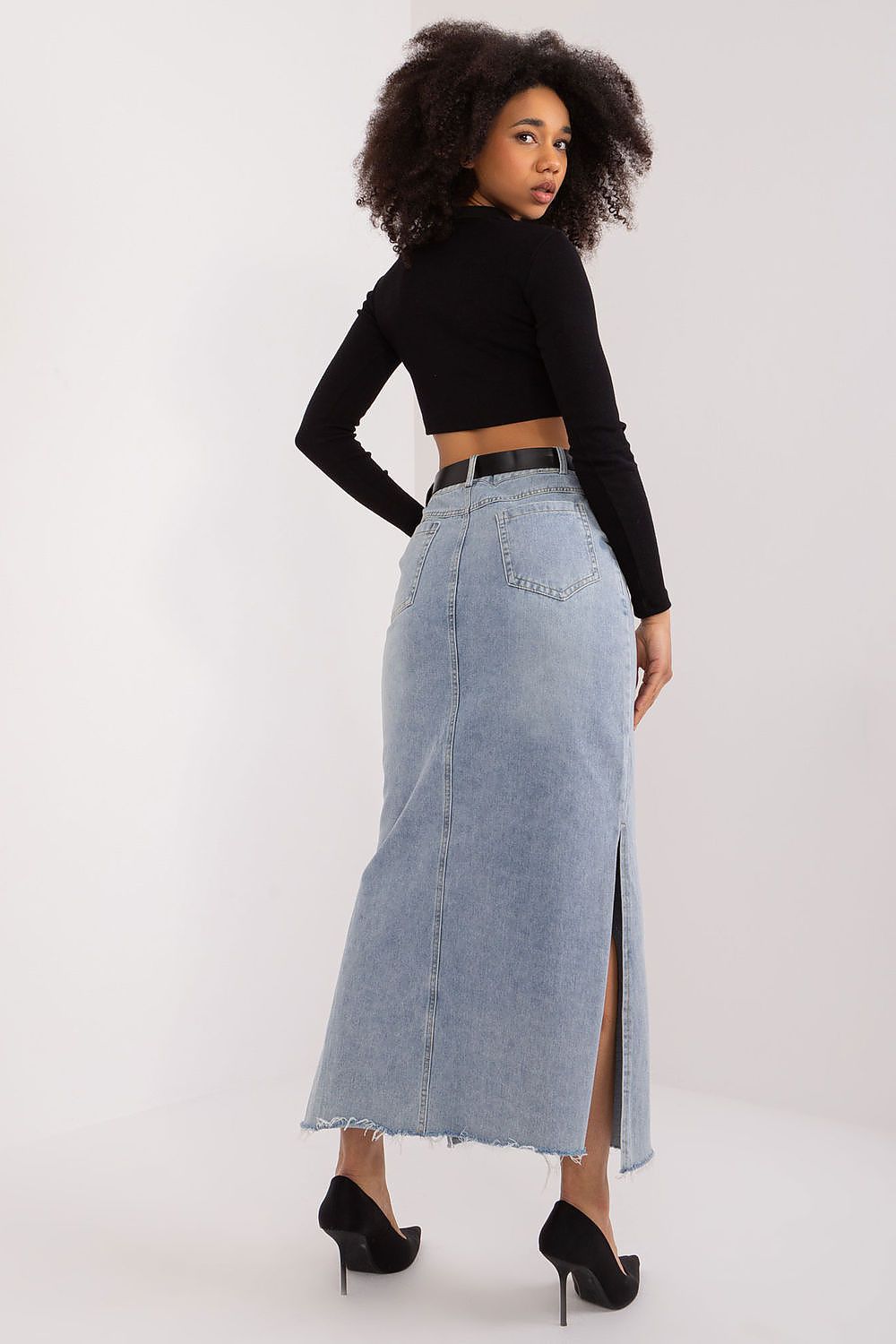 Chic and versatile denim skirt by Factory Price, designed with a contemporary cut and 95% cotton fabric, perfect for effortless elegance in casual outfits.