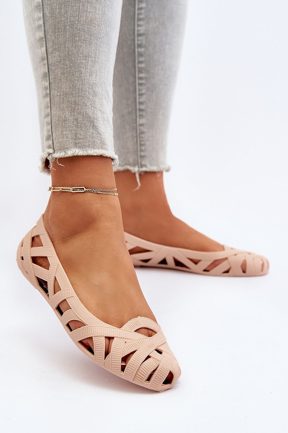 Step in style luxury ballerina flats for women in rubber, showcasing decorative intertwining design and flat heel, ideal for warm weather fashion.