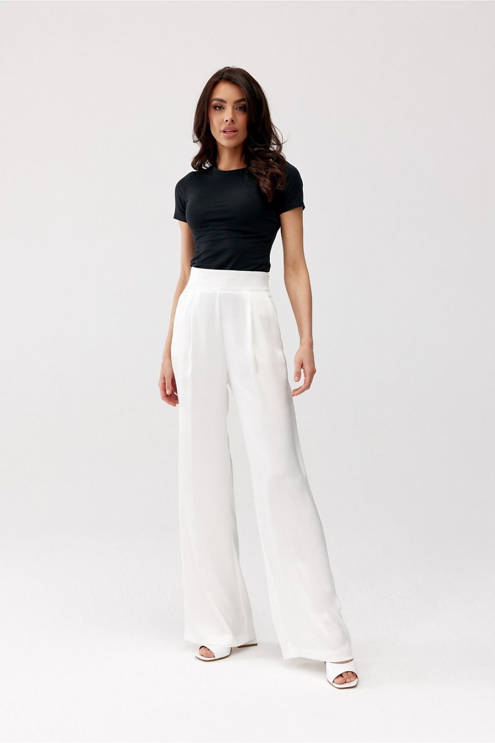 Roco Fashion Elsa trousers on a mannequin, emphasizing the chic high waist and elegant silhouette.