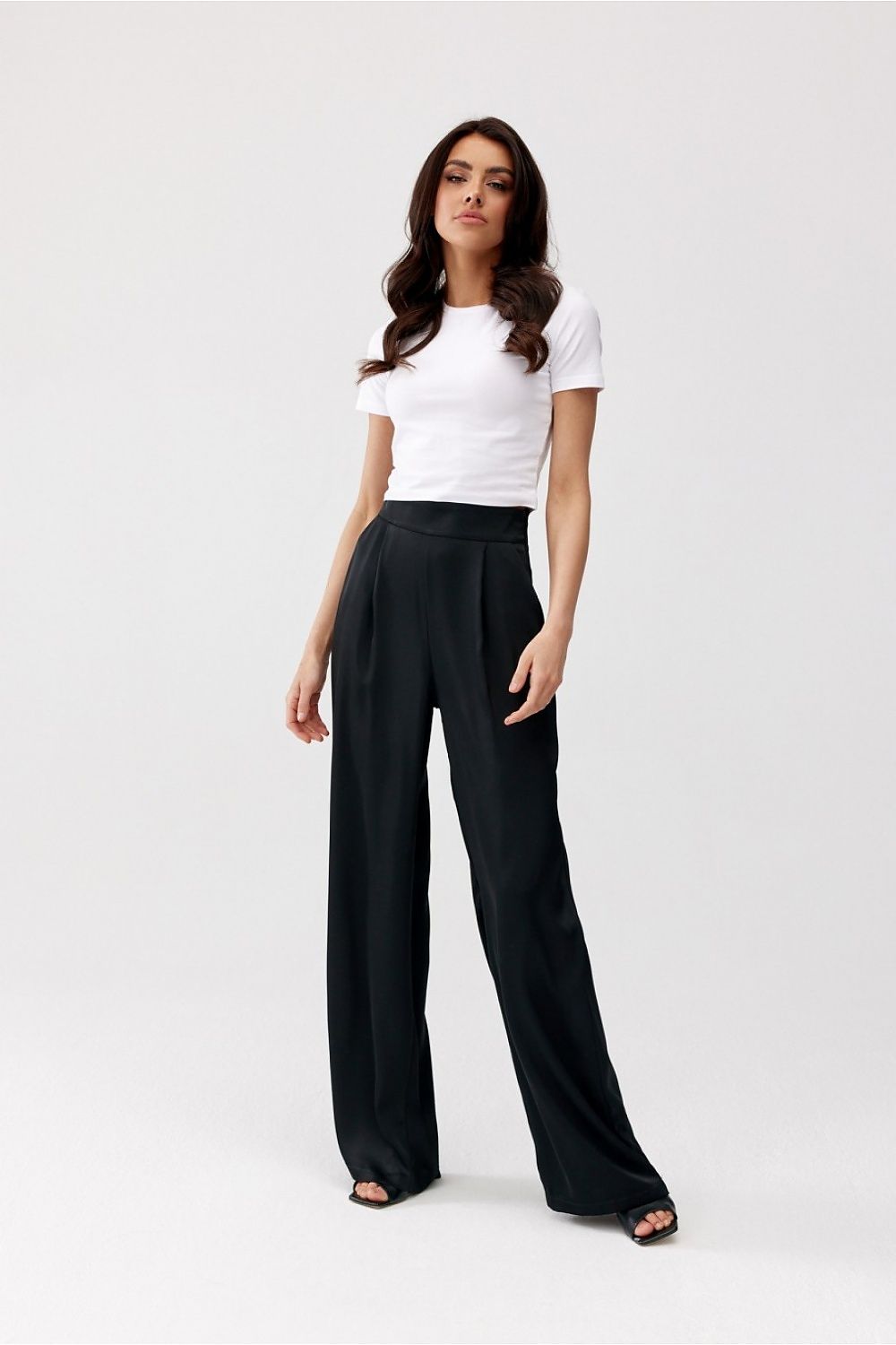 Roco Fashion high-waisted Elsa Trousers with wide legs and pockets, a blend of comfort and style for fashion-forward women.