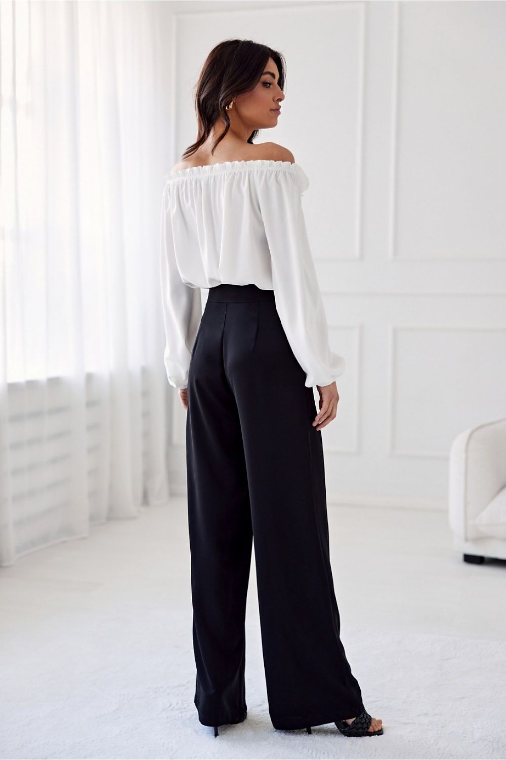 Close-up of Alaya trousers by Roco Fashion, featuring a discreet built-in zipper and side pockets, crafted from 100% polyester for luxurious comfort.