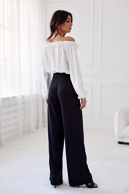Close-up of Alaya trousers by Roco Fashion, featuring a discreet built-in zipper and side pockets, crafted from 100% polyester for luxurious comfort.