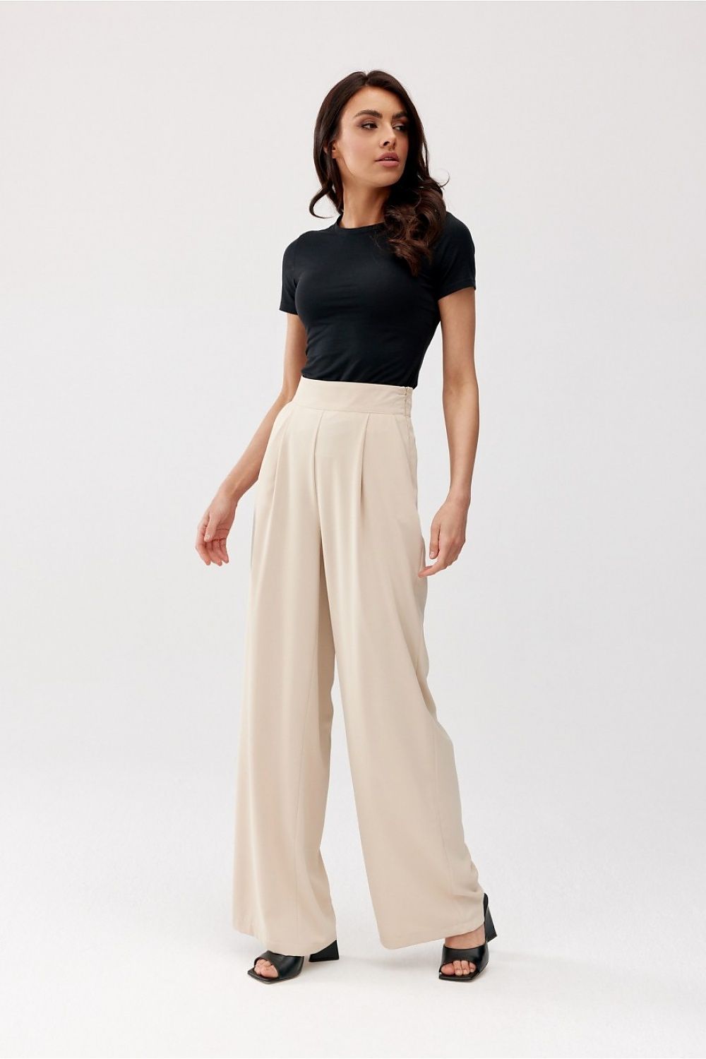 Chic Alaya high-waisted trousers by Roco Fashion, perfect for everyday wear or formal celebrations, showcasing a luxurious design with roomy pockets and a flattering silhouette.